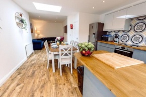 Chute House 4 Bed House Private Garden City Ccenter